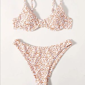 Floral Print White and Orange Bikini. 🍊👙